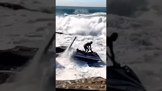 O jetski foi parar no meio das pedras! Você teria essa coragem de tentar salver? 😱🤯