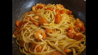 Linguine with Shrimp and Cherry Tomatoes - a Mediterranean dish ready in just 15 minutes!