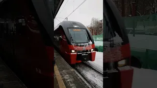 Аэроэкспресс прибывает в  аэропорт Шереметьево терминал "В". Вид на перрон!