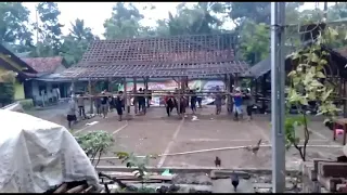 sambatan/gotong royong mengangkat/memindahkan rumah kayu