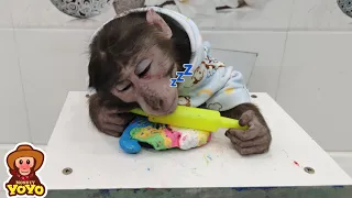 YoYo Jr fell asleep while playing with clay