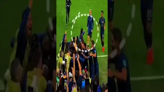 Theo Hernandez tells Griezmann & Muani to stay on the pitch while the rest of France's team are off