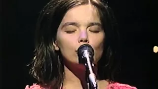 Björk - Violently Happy (live on Top of the Pops (1994))