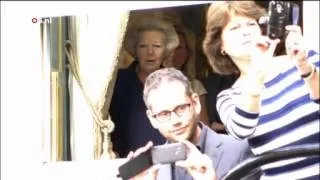 Ook op de terugweg zwaaide prinses Beatrix naar de Gouden Koets