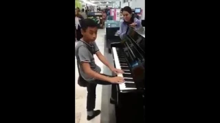 niño prodigio toca el piano en tienda de liverpool