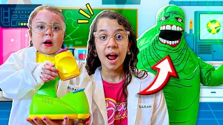 SARAH e ELOAH brincam de CIENTISTAS com brinquedos ! Pretend Play Toy Scientist with Friends