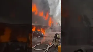 Крупный пожар в Алматы. Горят торговые склады на Барахолке