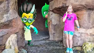 Assistant Pretend Play Search for PJ Masks on Tom Sawyer's Island