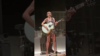 Taylor Swift singing (Anti-Hero) live Guest at the 1975 show london