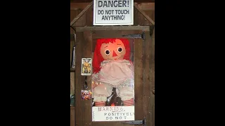 y'all they took the real Annabelle doll out of her case!😰#scary #realstory #anamena  #museum