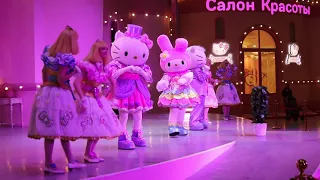 A small show for kids Hello Kitty in the theme park "Island of Dreams "(fragment #4).