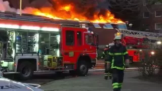 Feuer zerstört Supermarkt in Hamburg -  Großeinsatz der Feuerwehr