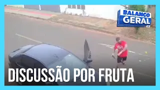 Fisiculturista joga manga na casa de vizinho em briga