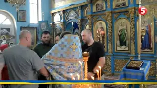 😱 мОСКАЛЬСЬКИЙ піп тягнув активіста за іконостас! Як скидали релігійні мпЕШНІ кайданки у Піщаному?