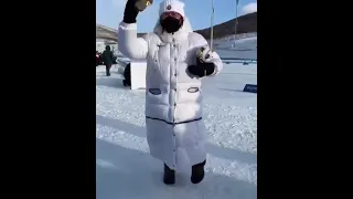 Танец Елены Вяльбе после победы Александр Большунова..