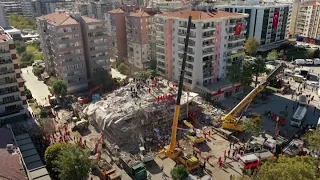 Equipos de rescate trabajan en Turquía para encontrar sobrevivientes del sismo