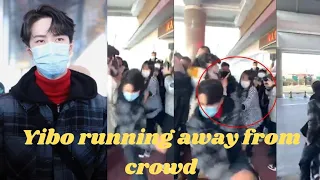 Wang Yibo was mobbed by fans outside spring festival gala rehearsal venue.