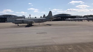 【那覇空港】離陸する飛行機に手を振ってくれる自衛隊員