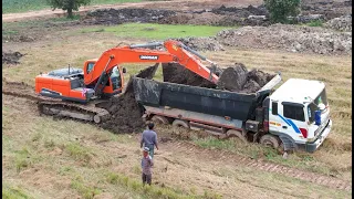 DOOSAN DX220 CL EXCAVATOR DRIVING DOWN FROM TRAILER TO HELP RECOVERY HEAVY DUMP TRUCKS STUCKS IN MUD