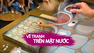 Trầm trồ xem họa sĩ 'thủy ấn họa' vẽ tranh màu trên mặt nước