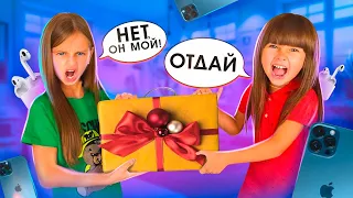 ПОДРАЛИСЬ 😱 с МЛАДШЕЙ СЕСТРОЙ из-за ПОДАРКА 🎁! Кто ПОБЕДИЛ?