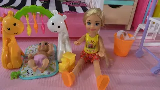 Barbie and Ken Teaching Barbie Sister Chelsea to Take Care of Baby Samantha in Barbie Dream House