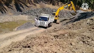 Komatsu pc200-7 excavator loading dump truck Isuzu giga