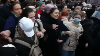 Top News - ‘Nuk duam të vdesim për Putin!’/Qindra të arrestuar në protestat kundër luftës