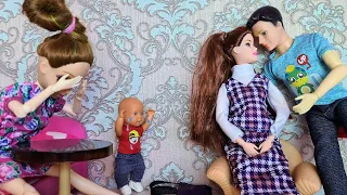 WHY DOES DAD KISS SOMEONE ELSE'S AUNT? Katya and Max funny family FUNNY DOLLS DARINELKA