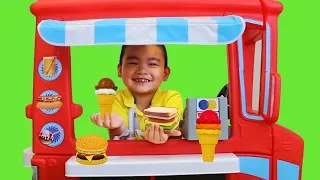 Lyndon Pretend Play with Ice Cream Food Truck