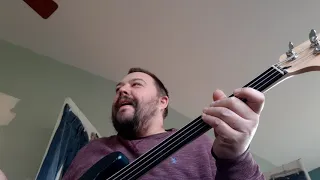 Playing fretless bass in tune