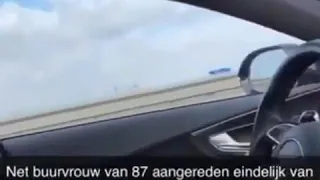 Royalistiq danst in de auto (meme)