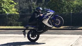 Yamaha R3 Wheelie