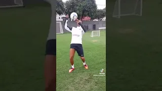 Robinho fazendo embaixadinha no CT rei Pelé