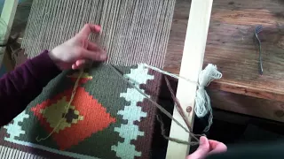 Weaving on a vertical loom - Cum se tese la razboiul vertical / Nodart