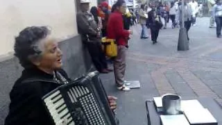 Señora canta en Quito