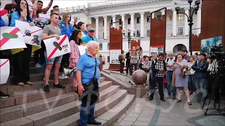 Зеленскому, грозили плахой. Дошло до призывов, браться ЗА ОРУЖИЕ. Оппозиция, готова рвать Зе !!!