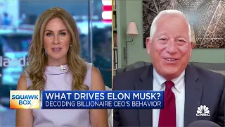 Walter Isaacson reacts to Elon Musk's Manchester United tweet