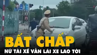 Bất chấp cảnh sát giao thông 'lấy người chặn xe', nữ tài xế vẫn lái xe lao về phía trước