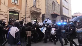 Salvini a Pisa, scontri con forze dell'ordine al corteo degli antagonisti