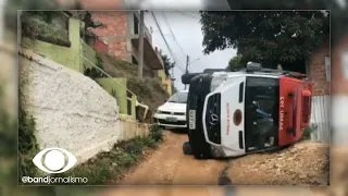 Ambulância do Samu tomba em Curitiba