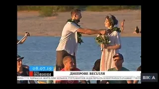 Черкаська пара відгуляла перше в Україні весілля на SUP-дошках