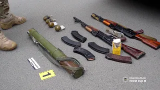 10 тисяч доларів за арсенал зброї: поліцейські викрили жителя Житомирщини в незаконних оборудках