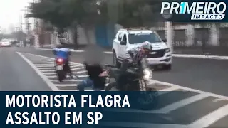 SP: criminosos tentam roubar motociclista no meio de avenida | Primeiro Impacto (04/10/21)