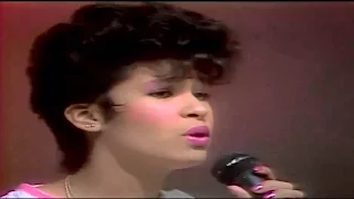 Selena Quintanilla  Y Los Dinos - Dame Un Beso "LIVE"  1986 [HD]
