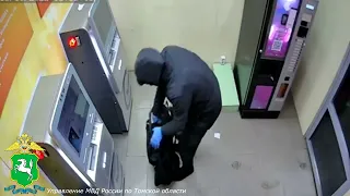Полицейские Томска задержали мужчину, который пытался распилить банкомат с 3,9 млн рублей