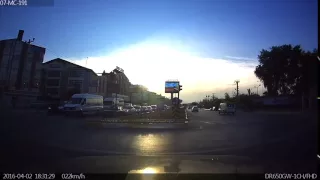 Почти ДТП (поворот не из своего ряда) / Near miss (turning left from the center)