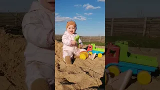 Впервые в жизни Оливка играется в песке! 😘☝️🙂