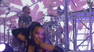 Tinashe - No Drama / Cash Race / Bouncin (Live from Moment House)