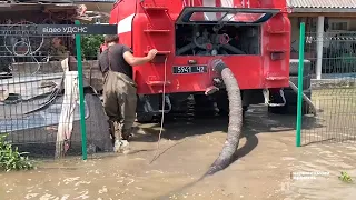 Буковинські рятувальники продовжують відкачувати воду з підтоплених домогосподарств